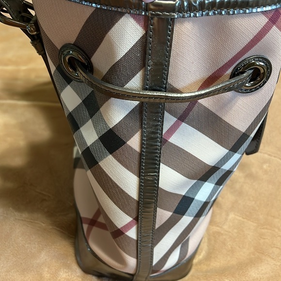 BURBERRY
Supernova Check Drawstring Tote Pewter leather trim - Picture 6 of 14